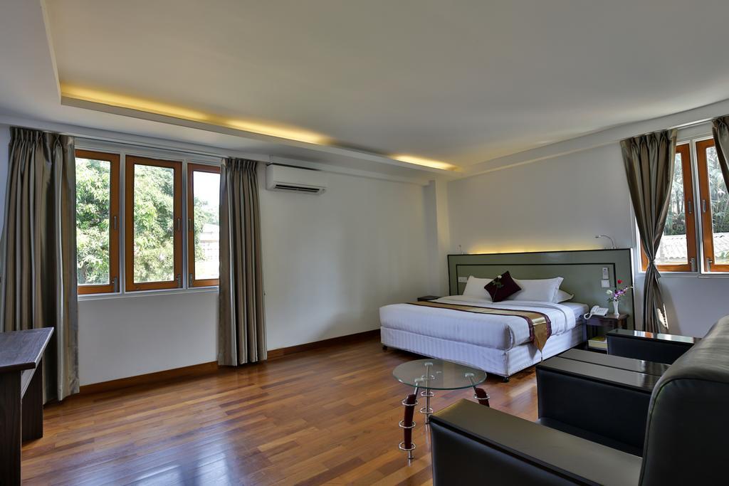 Sky View Hotel Rangoon Buitenkant foto